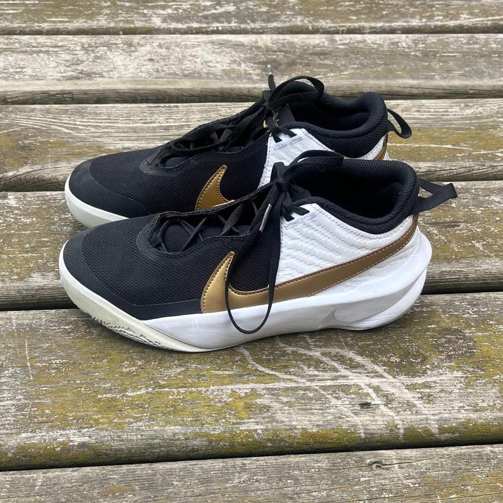Nike Black/Metallic Gold/White/Photon Dust Team Hustle D10 Sneaker  39/8 Womens